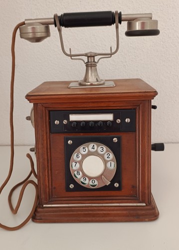Antikes telefon aus holz mit - aus,