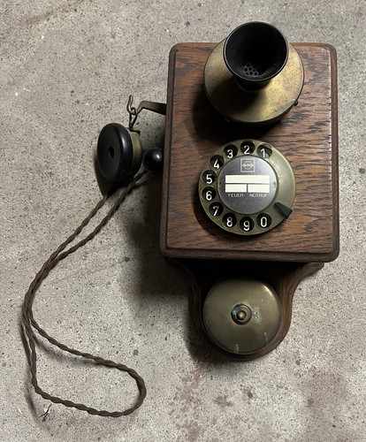 Antikes wandtelefon aus holz - aus,